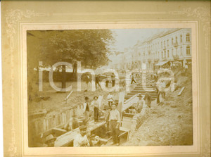 Fotografia d epoca originale 1904 BRUXELLES MOLENBEEK Travaux de voÃ»tement  Ouvriers Photo RARE 30x23 1