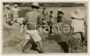 Fotografia d epoca originale 1937 MOOREA Polinesia Francese Pescatori al lavoro REAL PHOTO cm 13,5 x 8,5 1