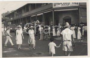Fotografia d epoca originale 1937 PAPEETE Una via animata REAL PHOTO cm 13,5 x 8,5 1