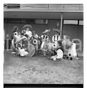 Fotografia d epoca originale 6X6cm VINTAGE NEGATIVE 1957 USA Bambini allestiscono carro messicano 1