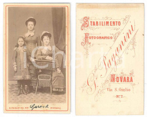 Fotografia d epoca originale 1880 ca NOVARA Famiglia GARRONE  Tre sorelle  Foto G. PAGANINI CDV 1