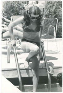 Fotografia d epoca originale 1970 ca COSTUME ITALIA Cantante MILVA in piscina  Ritratto 2 Foto 20x30 cm 1