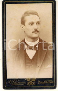 Fotografia d epoca originale 1890 ca PAVIA Ritratto di un giovane uomo Foto N. VASSENA CDV 1