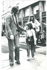 Fotografia d epoca originale 1970 ca MILANO Alfredo CERRUTI a passeggio con Caterina CASELLI 2 Foto 20x30 1