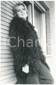 Fotografia d epoca originale 1970 ca COSTUME ITALIA Angiola BAGGI  Ritratto in pelliccia 2 Foto 20x30 cm 1