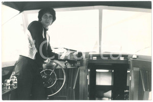 Fotografia d epoca originale 1970 ca COSTUME I GIGANTI Bassista Sergio DI MARTINO in barca 3 Foto 30x24 cm 1