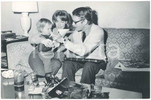 Fotografia d epoca originale 1970 ca COSTUME Romy SCHNEIDER con Harry MEYEN e il figlio David 6 Foto 1