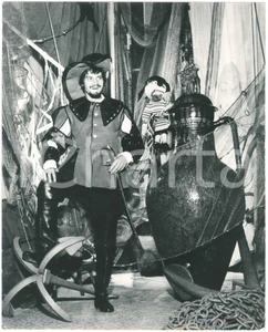 Fotografia d epoca originale 1970 ca I GIGANTI Enrico Maria PAPES in costume da moschettiere Foto 24x30 cm 1