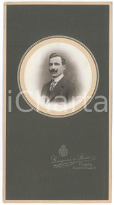 Fotografia d epoca originale 1900 ca MILANO Ritratto maschile Foto GUIGONI & BOSSI 15x28 cm 1