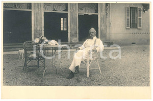 Fotografia d epoca originale 1925 ca ITALIA Gentiluomo nel cortile della sua villa  Foto anonima 24x16 cm 1