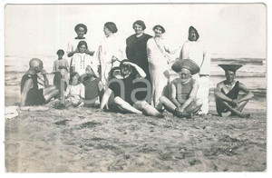 Fotografia d epoca originale 1920 ca LIGURIA Bagnanti con cappelli di paglia  Foto anonima 14x9 cm 1