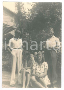 Fotografia d epoca originale 1935 ca COSTUME ITALIA Quattro giovani in cortile  Foto anonima 9x14 cm 1