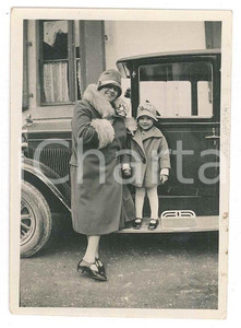 Fotografia d epoca originale 1927 s. l. FRANCE ? Madre e figlia con automobile  Foto anonima 6x9 cm 1