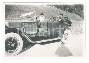 Fotografia d epoca originale 1920 ca ITALIA  COSTUME Ritratto di famiglia in automobile  Foto ANONIMA 8x5 1