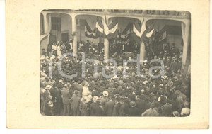 Fotografia d epoca originale 1930 ca COSTUME Affollata cerimonia pubblica in un cortile Foto anonima 14x9 cm 1