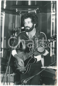 Fotografia d epoca originale 1975 ca ITALIA  MUSICA Angelo BASILE durante un concerto  Foto 20x30 cm 1