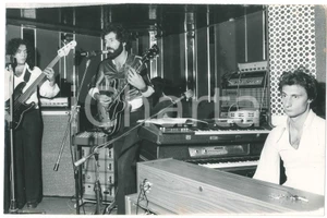 Fotografia d epoca originale 1975 ca ITALIA  MUSICA Angelo BASILE durante un concerto  Foto 30x20 cm 1