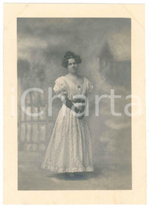 Fotografia d epoca originale 1920 ca ITALIA  TEATRO Attrice indossa abito di scena  Foto BETTINI  LIVORNO 1