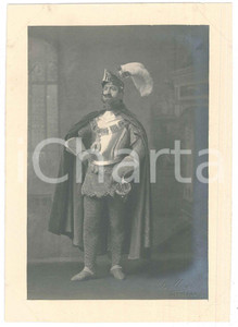 Fotografia d epoca originale 1920 ca ITALIA  TEATRO Attore con armatura medioevale  Foto BETTINI  LIVORNO 1