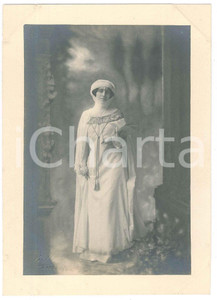 Fotografia d epoca originale 1920 ca ITALIA TEATRO Attrice con diadema e abito di scena Foto BETTINI LIVORNO 1