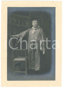 Fotografia d epoca originale 1920 ca ITALIA  TEATRO Attore con costume da giudice  Foto BETTINI  LIVORNO 1