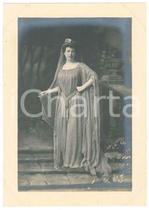 Fotografia d epoca originale 1920 ca ITALIA  TEATRO Attrice indossa una tunica  Foto BETTINI  LIVORNO 1