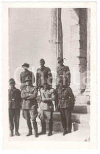 Fotografia d epoca originale 1940 ca s.l. WW2 Ufficiali italiani presso un tempio classico Foto BADODI 10x15 1