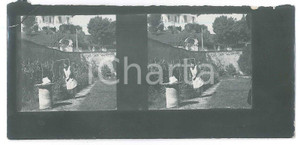 Fotografia d epoca originale 1910 ca s.l. ITALIA Villa rurale  Cameriera in giardino Foto 2 provini 13x6 cm 1