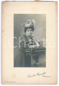 Fotografia d epoca originale 1890 ca CREMONA Donna con cappello floreale Foto ZANICOTTI & BRUGNOLOTTI 1