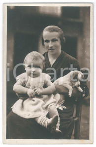 Fotografia d epoca originale 1930 ca COSTUME ITALIA Madre e figlia con cagnolino  Foto cartolina 1