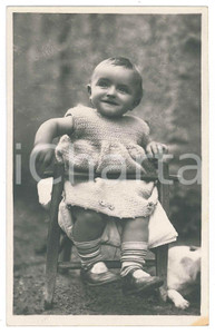 Fotografia d epoca originale 1930 ca COSTUME ITALIA Bambina sulla seggiola 1   Foto cartolina 1