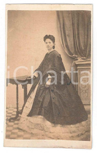 Fotografia d epoca originale 1870 ca Donna con mantella  Ritratto  Foto anonima CDV 1