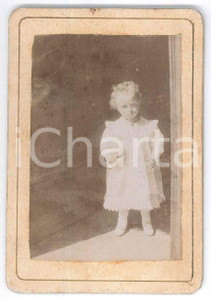 Fotografia d epoca originale 1900 ca ITALIA Bambina in abito bianco  Fotografia anonima CDV 1