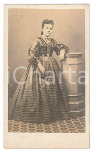 Fotografia d epoca originale 1870 ca PISTOIA Donna in abito a quadretti  Ritratto  Foto V. FONDI CDV 1