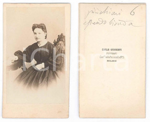 Fotografia d epoca originale 1870 ca MILANO Donna in abito scuro seduta  Foto Carlo GUSBERTI CDV 1