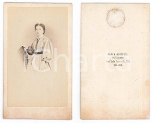 Fotografia d epoca originale 1870 ca MILANO Donna in bianco con ventaglio  Foto Carlo GUSBERTI CDV 1