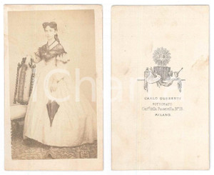 Fotografia d epoca originale 1870 ca MILANO Donna in abito bianco e ombrellino  Foto Carlo GUSBERTI CDV 1