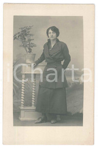 Fotografia d epoca originale 1920 ca ITALIA Ritratto di donna con una pianta Foto anonima 9x14 cm 1