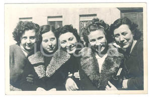 Fotografia d epoca originale 1944 MILANO Gruppo di giovani donne  Ritratto Foto anonima 14x9 cm 1