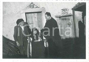 Fotografia d epoca originale 1950 ca SUD ITALIA Sacerdote visita due anziani Foto anonima 9x6 cm 1