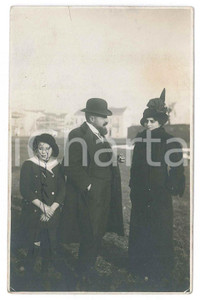 Fotografia d epoca originale 1925 ca ITALIA Famiglia in un campo di periferia Foto anonima 9x14 cm 1