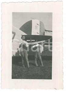 Fotografia d epoca originale 1940 ca COSTUME ITALIA Giovani con aeroplano e modellino Foto anonima 6x8 1
