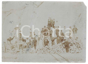 Fotografia d epoca originale 1910 ca s. l. ITALIA Gruppo di uomini in una cava  Foto anonima 11x8 cm 1