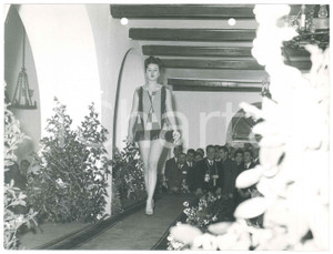 Fotografia d epoca originale 1960 ca MILANO MODA ESTATE Modella sfila in miniabito geometrico Foto 1