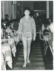 Fotografia d epoca originale 1960 ca LIGURIA MODA ESTATE Modella sfila in completo con pantalocini Foto 1