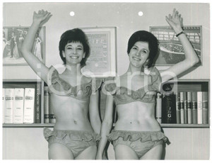 Fotografia d epoca originale 1960 ca MILANO MODA Modelle posano in bikini in un ufficio Foto 1