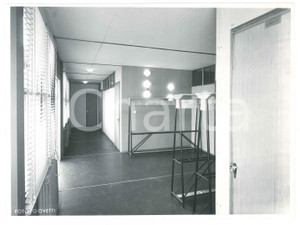 Fotografia d epoca originale 1965 ca ARONA Liceo scientifico E. Fermi  Atrio Foto GIOVETTI 24x18 cm 1