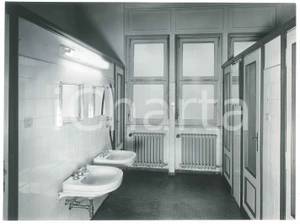 Fotografia d epoca originale 1975 ca TORINO Istituto Arti Grafiche e Fotografiche  Bagni  Foto 24x18 1