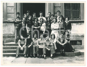 Fotografia d epoca originale 1974 MILANO Istituto Tecnico SCHIAPARELLI  Ritratto classe VC  Foto 24x18 1