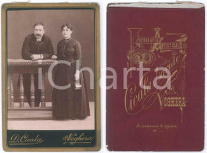 Fotografia d epoca originale 1890 ca VOGHERA Coppia di sposi in abiti scuri Foto Davide CICALA 11x16 cm 1